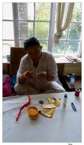 Travail de broderie.