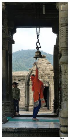 L’ardha-mandapa forme le porche d’entrée précédant le sanctuaire.