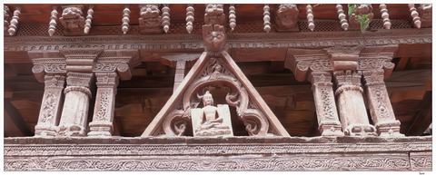 Les sculptures en bois de saule au dessus du porche d'entrée du Sumtsek Temple sont les mêmes que celles qui décorent les temples du Cachemire indien. Ici, Maitreya, le Bouddha du Futur.