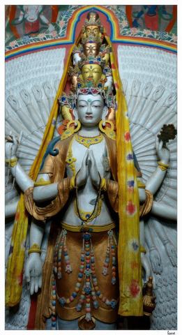 Représentation d'Avalokiteshvara, le Bouddha de la Compassion, le dalaï-lama est considéré comme sa réincarnation.