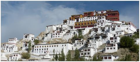 C'est en repartant que nous avons une vue sur le magnifique ensemble monastique de Thiskhey. Il n’est pas sans rappeler le palais du Potala, résidence des dalaï-lamas à Lhassa, au Tibet. Etagé sur 12 niveaux, c'est le monastère le plus impressionnant du point de vue architectural. Les habitations des moines, blanchies à la chaux, sont dominées par un grand complexe de temples peints de couleur ocre et rouge. Tout en haut, à gauche, le dukhang( de couleur ocre), à droite, le temple de Maitreya (de couleur rouge).