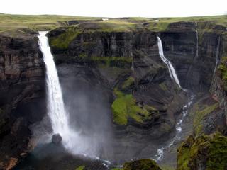 ISLANDE: HAIFOSS une des plus hautes cascade du pays : 122 m et cependant l'une des moins connue car pas facile d'accès. Elle a été notre coup cœur.