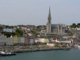 Le chenal pour sortir du port de Cork (Irlande). J'aime ces pays du nord où les maisons sont peinte de toutes les couleurs.
