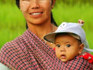 Femme birmane et son bébé - Trek - Kalaw (Birmanie)