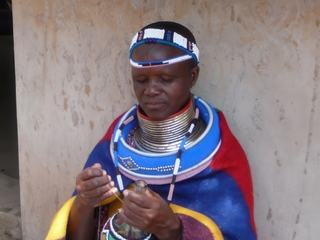 Femme girafe du village Ndébélé en Afrique du Sud