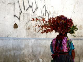 A Quetzaltenango au Guatemala, une femme en costume traditionnel, son bouquet de fleurs sur la tête.