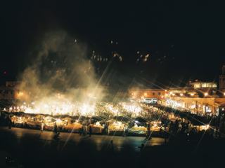 Marrakech, Place Jemaa-el-Fna, qui devient un restaurant à ciel ouvert tous les soirs.