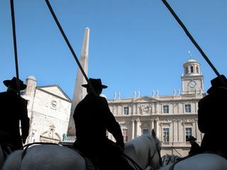 Arles - Les gardians se rassemblent Place de la République devant l'Hôtel de ville pour la présentation de la nouvelle Reine de la ville. 1er mai 2008