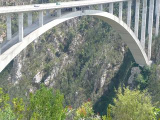 Le pont du Bloukrans en Afrique du Sud pour le plus grand saut à l'élastique du monde... un plongeon de 216 m  (je suis au bout de l'élastique !!!! même pas en rêve !!!!)