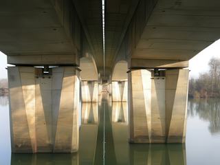 Vu comme ça, il est pas si vilain ce pont d'autoroute !