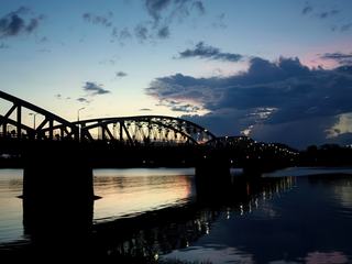 Pont de Hue (Viet Nam) au coucher du soleil...