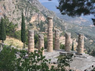 Grèce : site de Delphes, le temple d'Apollon.