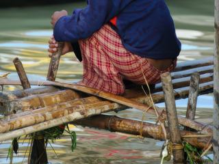 Enfant s'amusant avec ses frères - Lac Inle Birmanie