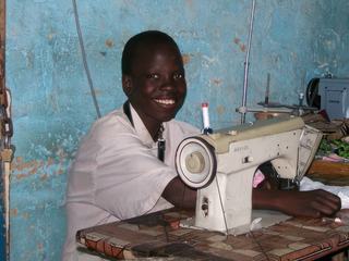 Janvier 2008 - Marché de Kaolack Sénégal - Petit tailleur au travail.