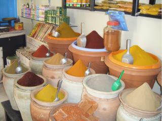 Mélange d'odeurs et de couleurs dans les souks de Djerba