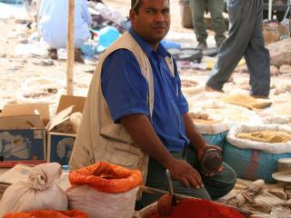 Maroc - Marché d'un petit village sur la route Merzouga-Erfoud-Tinerhir
