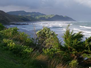 Nouvelle-Zélande (île du Nord ), le coucher du soleil sur la cote Pacifique, une fin de journée pluvieuse , non loin des 40éme rugissants.( NZ,Castel Point, octobre 2009)