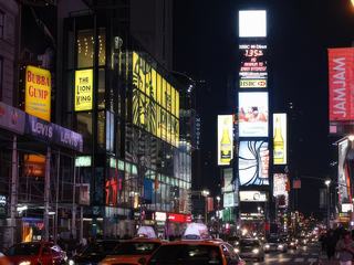 New-York, Big Apple, La ville qui ne dort jamais... Un instant MAGIQUE : TIME SQUARE de nuit ! C'est géantisme ! (09/11/09).