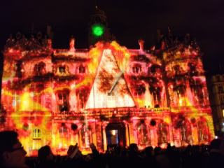 La très jolie fête des lumières à Lyon. Avec les jeux de lumières et le son, on croirait le bâtiment en flammes