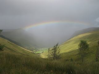 Arc-en-ciel sur le Glengesh Pass - Ireland - août 2009.
Je ne me lasse pas de l'Irlande et des arcs-en-ciel. Ce jeudi là il pleuvait sans discontinuer depuis le matin mais on a décidé d'aller se ballader quand même (on était plus à une saucée près!), et bien que je ne sois pas croyante, j'ai fait une prière à Saint-Patrick pour avoir un arc-en-ciel au dessus du Glengesh Pass. On en a eu 4 en 15 minutes. L'Irlande, c'est vraiment magique...(il y a eu d'autres moments magiques pendant ce voyage : je voulais mettre une photo de ma baignade dans le Connemara, mais ce n'est pas moi qui ai fait les photos!!!)