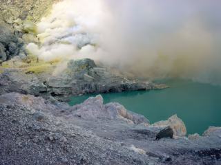Dans le cratère du Kawah Ijen, volcan à l'est de Java (Indonésie), ces porteurs de souffre ont vraiment du mérite, ils remontent jusqu'à 100 kg dans deux paniers accrochés à chaque extrémité d'une espèce de planche et parcourent 20km par jour dans des conditions très difficiles , avec un tee shirt ou un mouchoir dans la bouche en guise de masque, et tout ça pour quelques milliers de roupies, métier à risques et au combien incroyable.