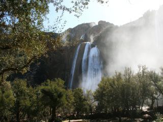 Cascade d'Imouzzer au Maroc, le voile de la mariée entouré d'oliviers et d'arganiers.