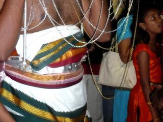 C'est en Malaisie, près de Kuala Lumpur et plus précisément au Bhatu Cave Temple que la célèbre fête Indu le "Thaipusam" reste l'une des fêtes religieuses les plus impressionnante au monde.
Apres une préparation extreme de 40 jours et 40 nuits, certains pèlerins se font violence (sous diverses formes) durant toute la procession afin de rendre hommage et implorer le puissant dieu Lord Murugam. Celui ci aidé par des groupes de percussions aux rythmes envoutants, prend possession de leurs corps et esprits, leurs transmettant ainsi sa force sur-humaine.
Cette nuit fut la plus intrigante et exitante de mon passage en Asie
Si ca vous intéresse j ai plus de photos et d explications a donner via mon blog.