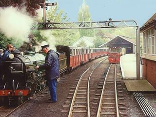 Train miniature reliant les petites ville de Hythe à Dungeness dans le Kent (Angleterre). Ce train original, bien dans l'esprit des anglais, sert avant tout au tourisme mais également au transport des écoliers d'une ville à l'autre.