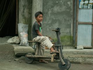 Un moyen de transport très rudimentaire, aux Philippines...