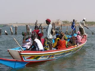 Foundiougne (Sénégal) - Région du Sine Saloum : La pirogue est le seul moyen de transport pour relier les îles du Saloum