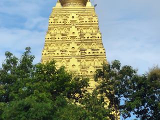 Le Chedi Luang Phaw Uttama, temple de la communauté Môn, à Sangklaburi, ouest de la Thaïlande. Recouvert d'or, il est illuminé la nuit.