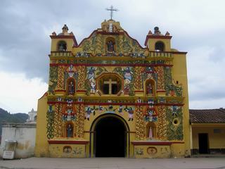 Au Guatemala, l'étonnante église de San Andrès Xecul, avec sa façade jaune décorée de motifs naturalistes et religieux, de style naïf.