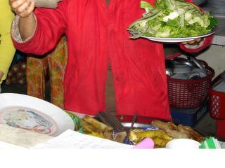 En face de Hoi An, île de Cam Kim.
J'aime regarder travailler les cuisinières et cuisiniers, surtout en Asie. Ici, une  cuisinière, russophone, heureuse de me présenter les produits que nous allions déguster.