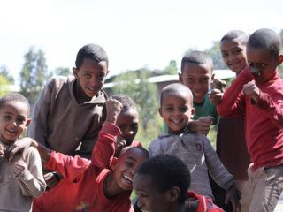 Lorsque la pauvreté ne fait pas le poids contre la joie d'une bande de copains.

Photo prise en fevrier 2010, a Lalibela (ETHIOPIE).