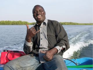 2008 - Sénégal à proximité de Toubacouta dans le Siné Saloum - Ousman notre taximan nous fait un festival de blagues sur la pirogue qui nous emmène découvrir bolongs et mangrove