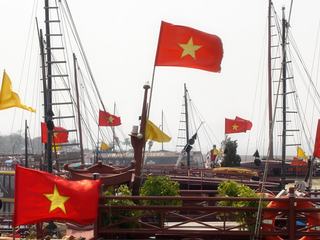Départ embouteillé pour la baie d'Ha Long.