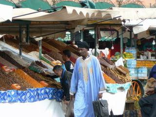 La place Jama el Fna à Marrakech (Maroc).
Dès l'aube, cette place s'active pour ensuite donner lieu à une foule immense qui vient partager un moment, des spectacles en tout genre : charmeurs de serpents, dresseurs de singe, dégustation de plats typiques, conteurs...