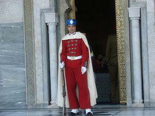 Garde au mausolé Mohamed V à Rabat - Maroc