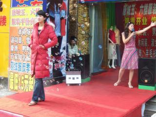 Défilé de mode en rue à Zengzhou /Chine...