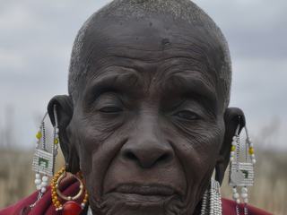 Safari en Tanzanie. Visite d'un village Masaï. Cette femme est l'aïeule du village et la chaman.