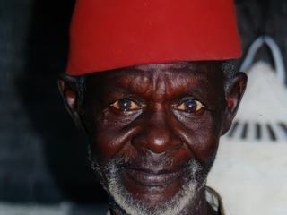 Quand j'ai vu le thème, j'ai pensé à cette photo prise en octobre 2000 au Sénégal.
Il y a le bonnet, bien sûr mais aussi la peau saturée de soleil et les yeux aveugles de ce dakarois où le rouge se décline en différentes nuances.
Pour la petite histoire, quinze jours d'âpres discussions auront été nécessaires pour qu'il accepte que je le photographie !