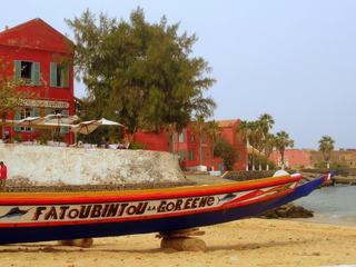 Sénégal 2007 - Ile de Gorée. Les maisons aux jolies façades colorées, ne pouvant malheureusement pas faire oublier l'effroyable histoire de ces lieux !