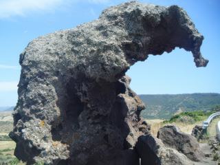 Elephant de pierre sur les routes en Sardaigne