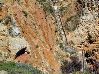 En Algarve, cet escalier d'environ 150 marches creusées dans les rochers rougeâtres permet d'atteindre le site marin d'"Algar Seco" - Portugal