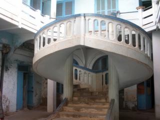 St-Louis du Sénégal : escaliers dans la cour d'une ancienne maison coloniale