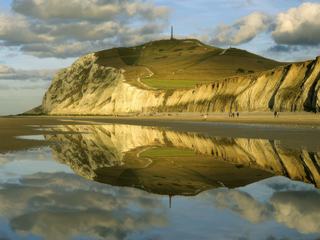 Le Cap Blanc-Nez et ses falaises de craie (Pas-de-Calais, France) se mirant à marée basse