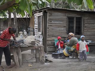 Village de MtoWaBu en Tanzanie. Papa bricole.