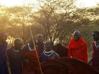 Danse Masaï, entre frères, au coucher du soleil, Longido, Tanzanie.
