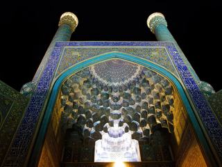 Grandeur physique (52m de haut/130 de large) mais également grandeur artistique (475,000 carreaux de mosaïque/18 millions de briques)

Mosquée de l'Imam, Isfahan, Iran