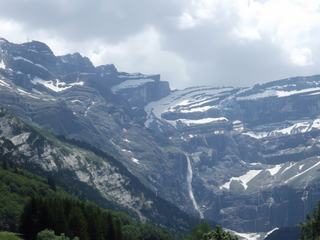 Le Cirque de Gavarnie  (Hautes-Pyrénées), ce sont aussi des dizaines de cascades qui se réunissent en un ruisseau tumultueux qui serpente ensuite dans la vallée.